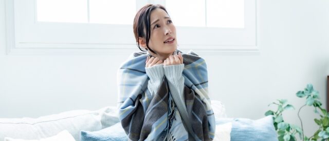 寒さで震える女性